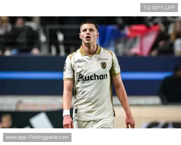 朗斯5-0大胜巴黎FC重返法甲榜首，韦斯利·赛义德梅开二度