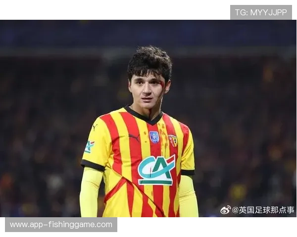 曼城后防新星胡萨诺夫脑震荡退场，赛前刚拿到月最佳遭遇伤病打击